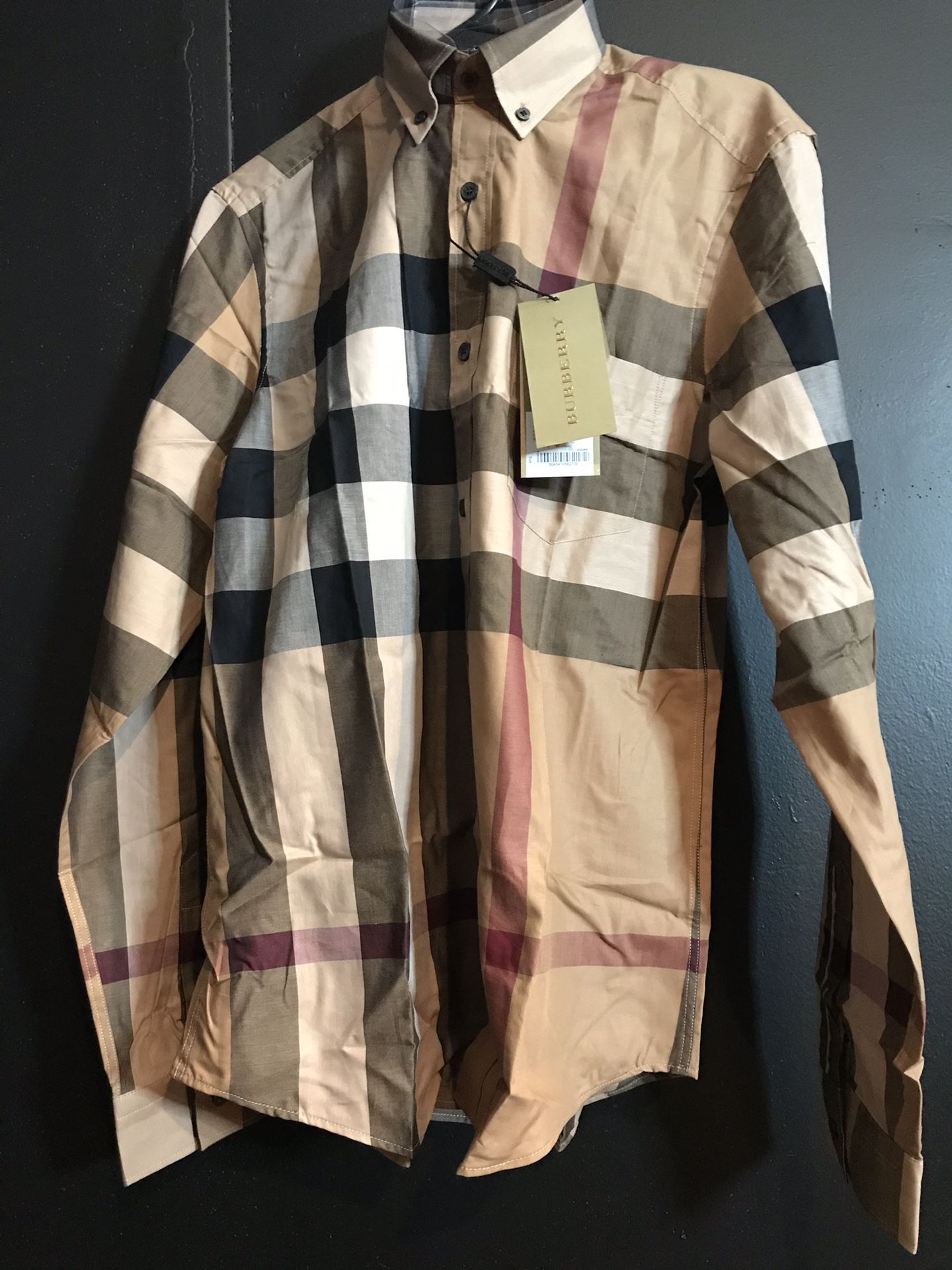 Burberry Medium New with tags 175$