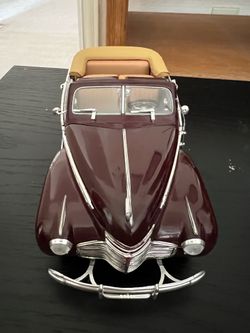 1941 Chevrolet Special Deluxe Convertible 1:18 Diecast Model Car Burgundy Universal Hobbies