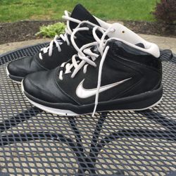 Black Nike basketball Shoes, Size 6Y