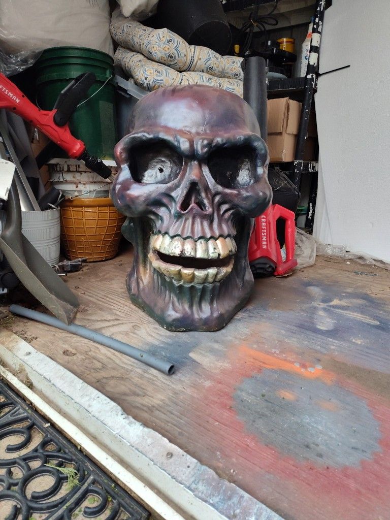 Huge Light Up Eyes Skull