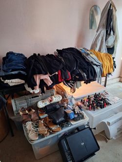 Ropa, zapatos, pintura de unas, y chachara