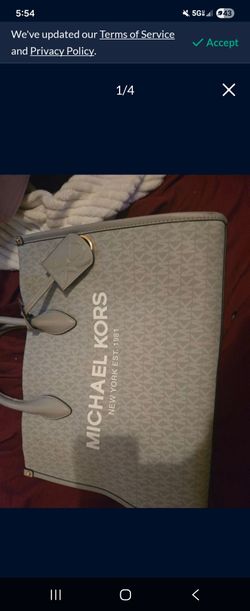 Michael kors purse brand new never used it got it for Christmas it's to big for me
