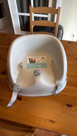Infantino Simply Modern Booster Seat