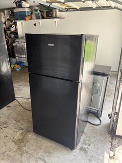 HOTPOINT 28x62   TOP FREEZER REFRIGERATOR WORKING GREAT