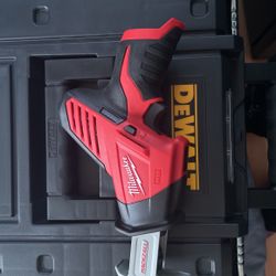Milwaukee M12 Hacksaw