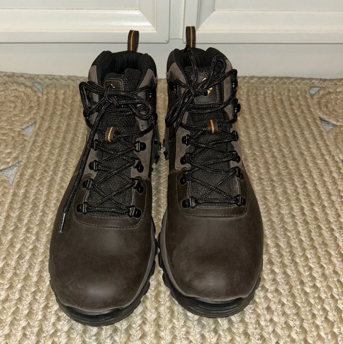Columbia Newton Ridge Brown Leather Hiking Boots In Size 11.5