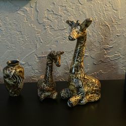 Mama And Baby Giraffe w/ Matching Vase