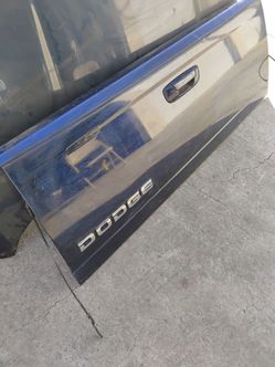 Dodge ram tailgate door