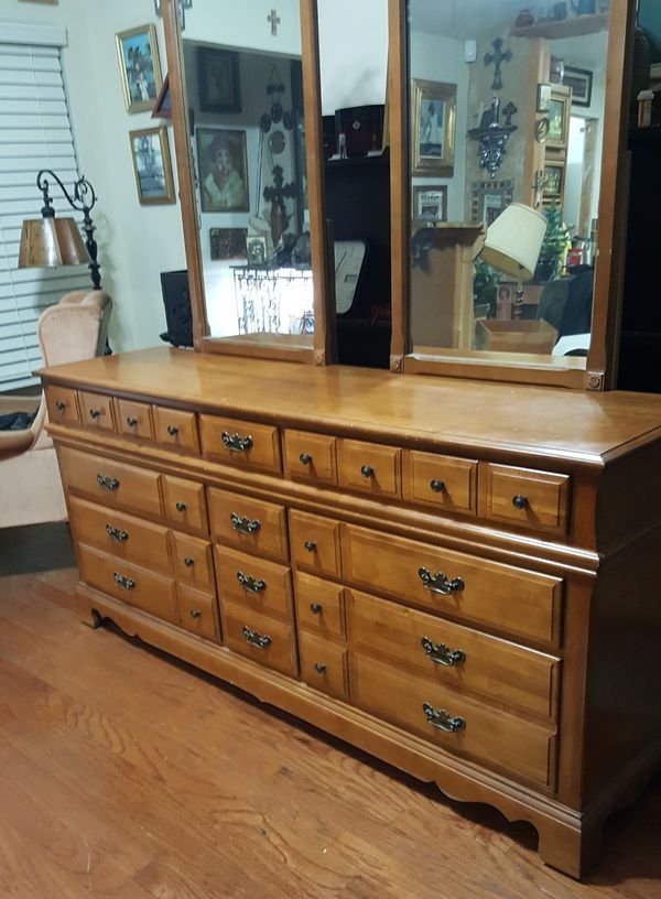 Flanders Yorktown 9 Drawer Maple Dresser for Sale in Dallas, TX OfferUp