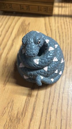 Figura Decorativa de Serpiente Enrollada Gris y Rosa