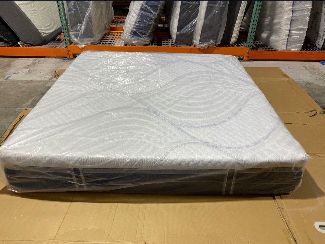 Like New King Size Novaform Memory Foam Mattress