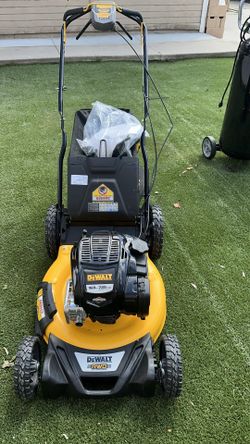 DEWALT 21 in. 163cc Briggs and Stratton 725Exi Engine Rear Wheel Drive 3-in-1 Gas Self Propelled Walk Behind Lawn Mower