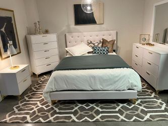 Sophisticated w/modern glam Queen bedroom set w/velvet upholstery & gold tufting in various finish