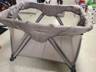 Nuna Sena Aire Travel Crib & Baby Play Area