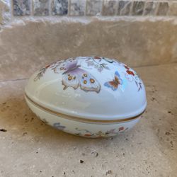 VINTAGE 1974 AVON FINE PORCELAIN EGG DECORATED IN 22K GOLD TRIM Great Condition