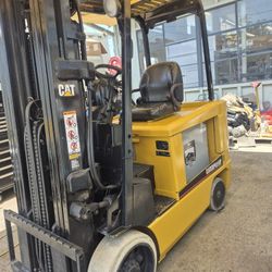 ** CATERPILLAR 6000LB ELECTRIC FORKLIFT **