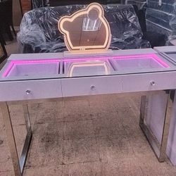 New Vanity Desk With Different Od Lights Only $800