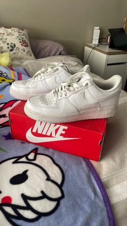 Men’s 9 White Nike shoes
