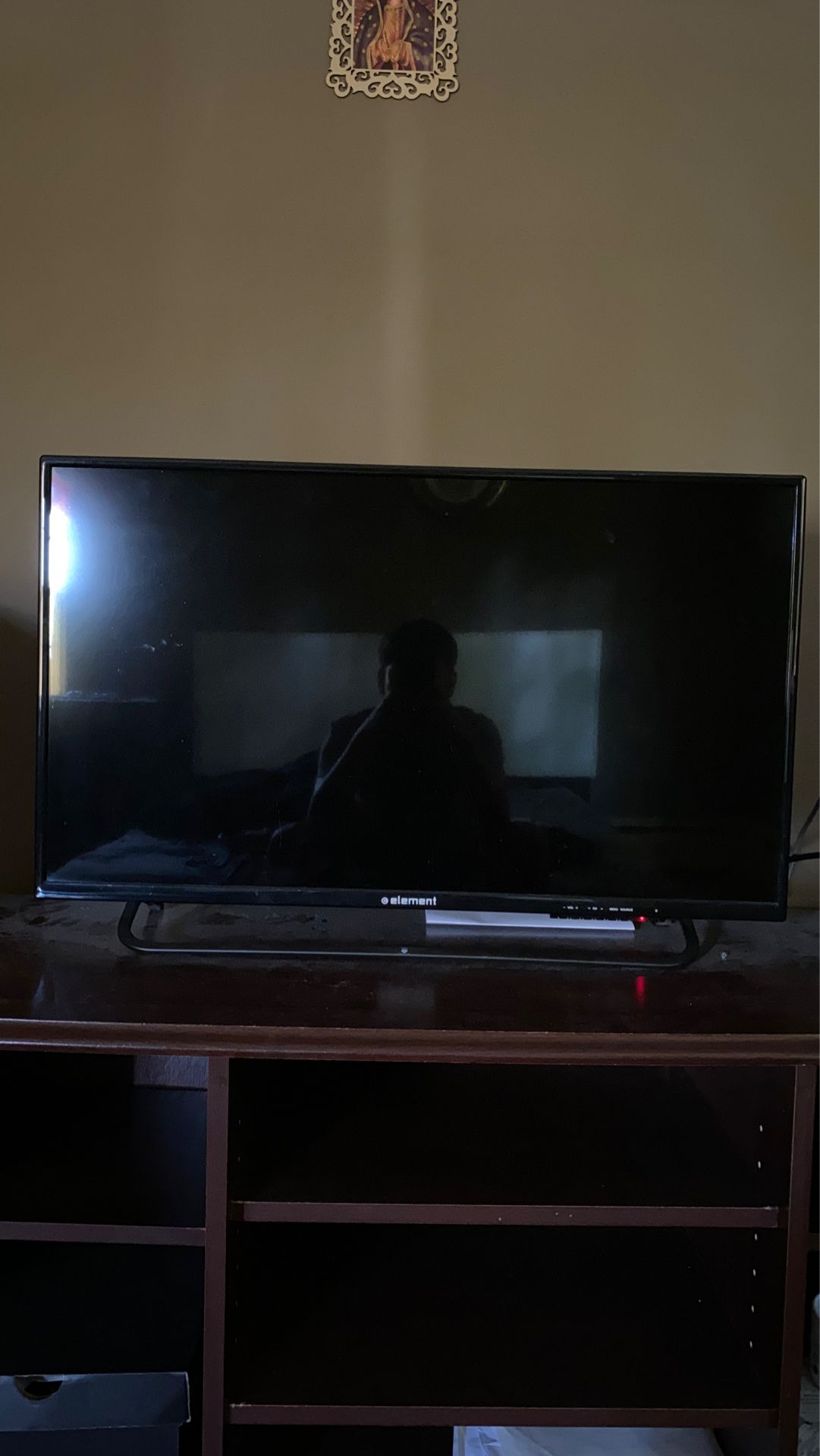 32 inch TV, works perfectly fine, comes with everything