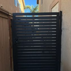 Side Gate
