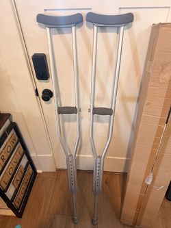 Like-New Adjustable Aluminum Crutches – Adult 5’2”–5’10”
