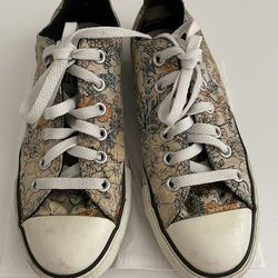 Women Converse Size: 7