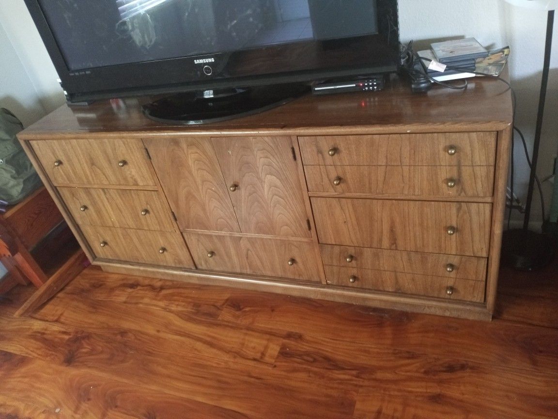 Nice heavy oak dresser 2 bookshelves and table