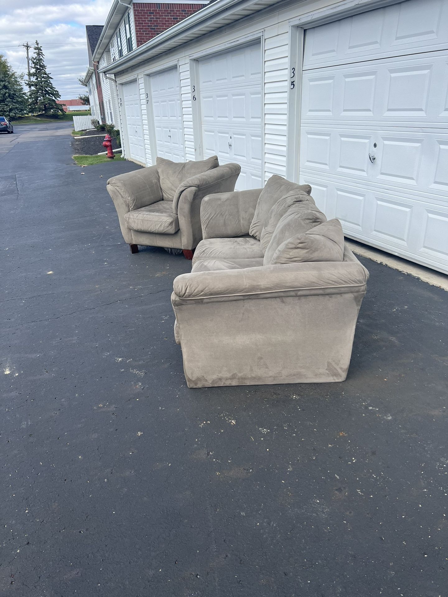 Used Comfy Couch Sofa FREE DELIVERY for Sale in Marysville, OH OfferUp