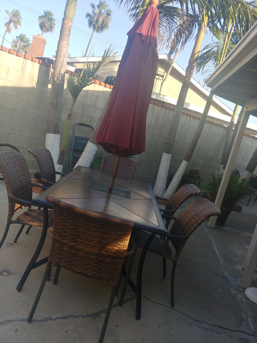 Wicker patio set/ outdoor furniture, in good condition