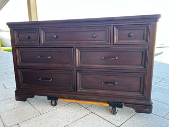 Universal Broadmore Darkwood 7-drawer dresser