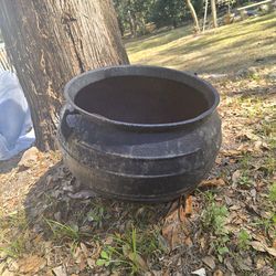 Cast iron pot