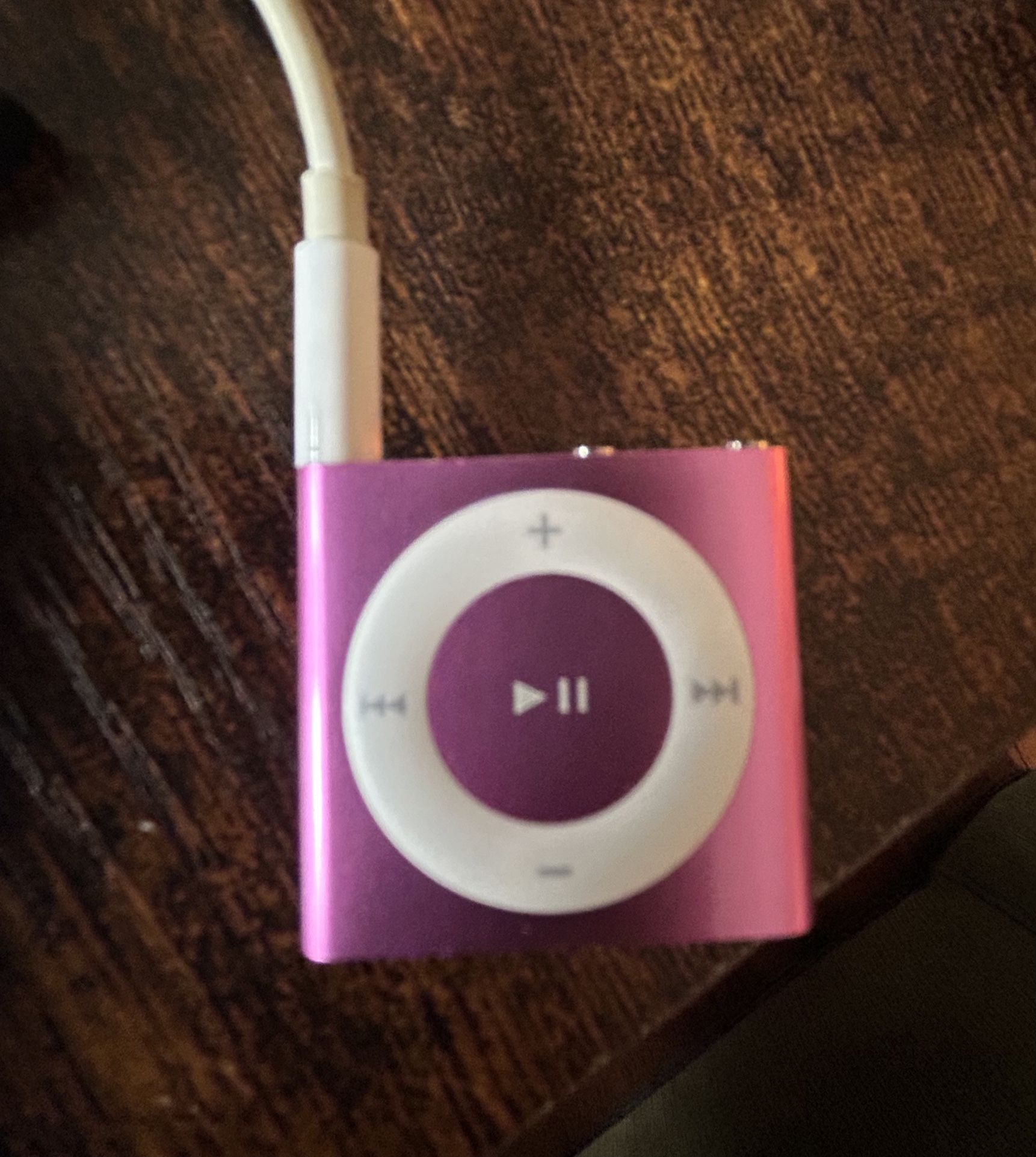 Apple iPod Shuffle 4th Generation Pink 2GB w/charger