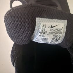 Nike Sneakers 7.5 Wide