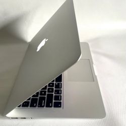 Apple MacBook Air 13" Laptop MJVE2LL/A - Core i5 1.6GHz 128GB SSD A1466 