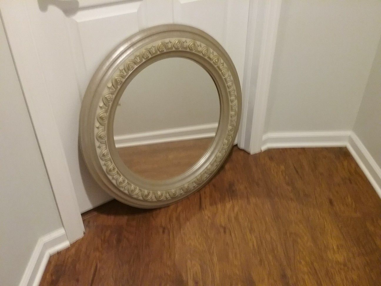 Light weight wall mirror