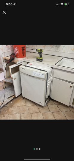 24” White Dishwasher  - Works Perfectly - Remodeling The Kitchen And Selling All White Appliances  For Cheap (Located In Tamarac) $100