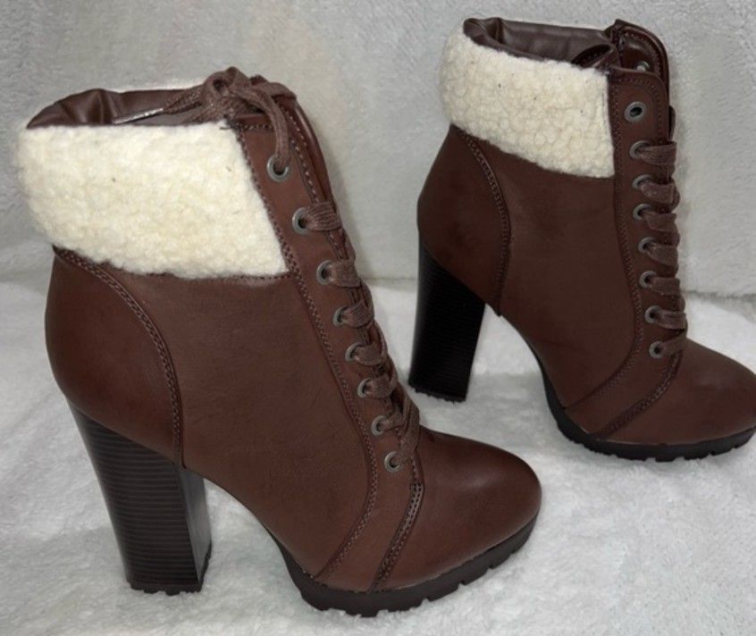 Bamboo Size 6 Boots With Fur. Like New!