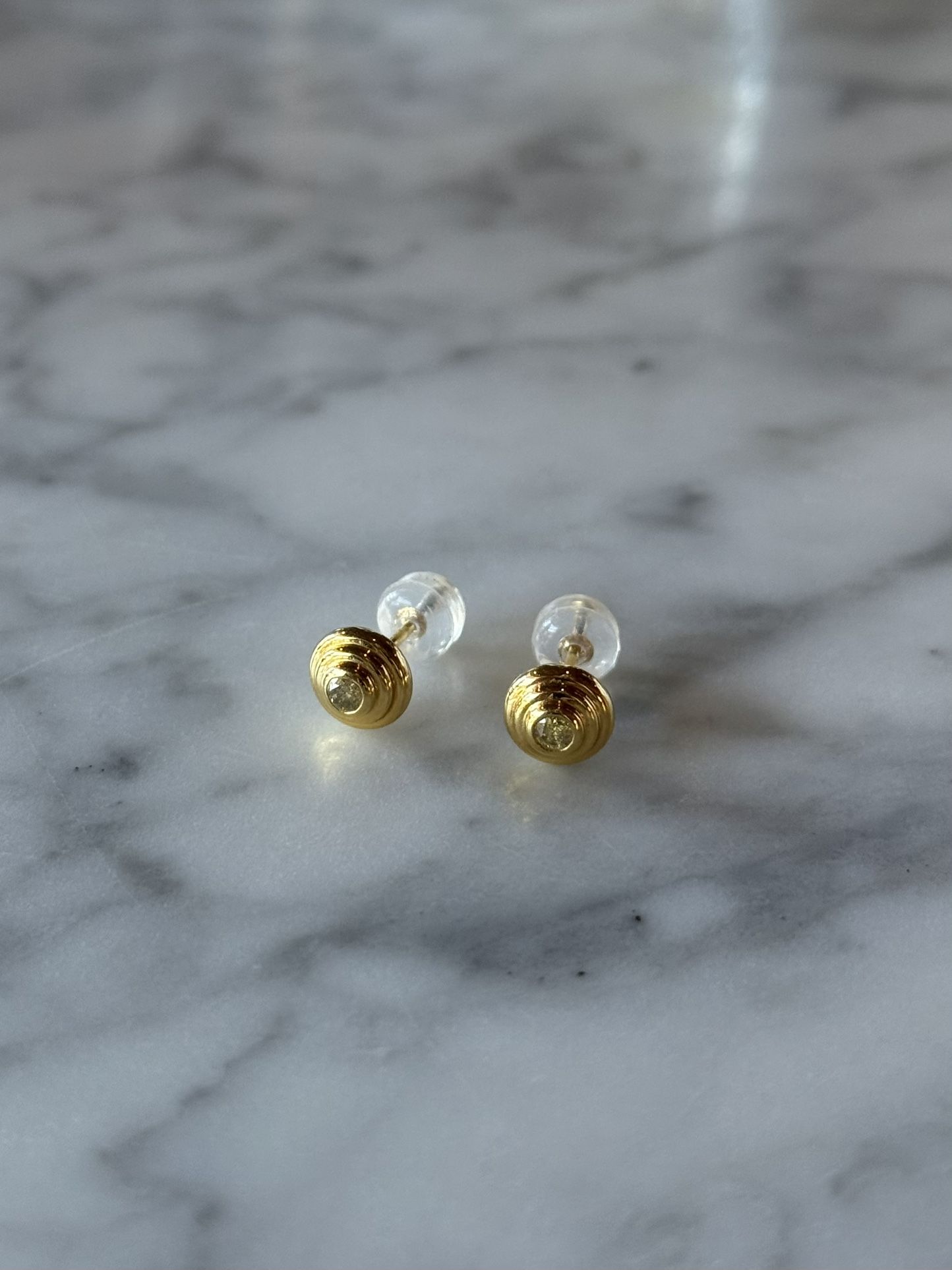 NWOT Certified 18K Yellow Solid Gold with a spiral design Genuine Diamonds Studs