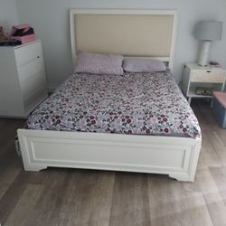 Queen Bed/With Night Table And Lamp