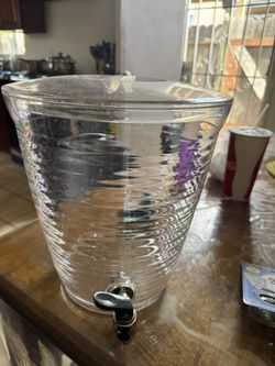 clear glass beverage dispenser
