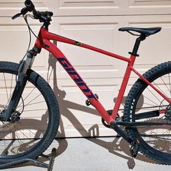 29 inch Giant Talon 3 mountain bike