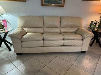 Natuzzi leather three-piece living room set Include sofa, loveseat & recliner. Beige cream color.