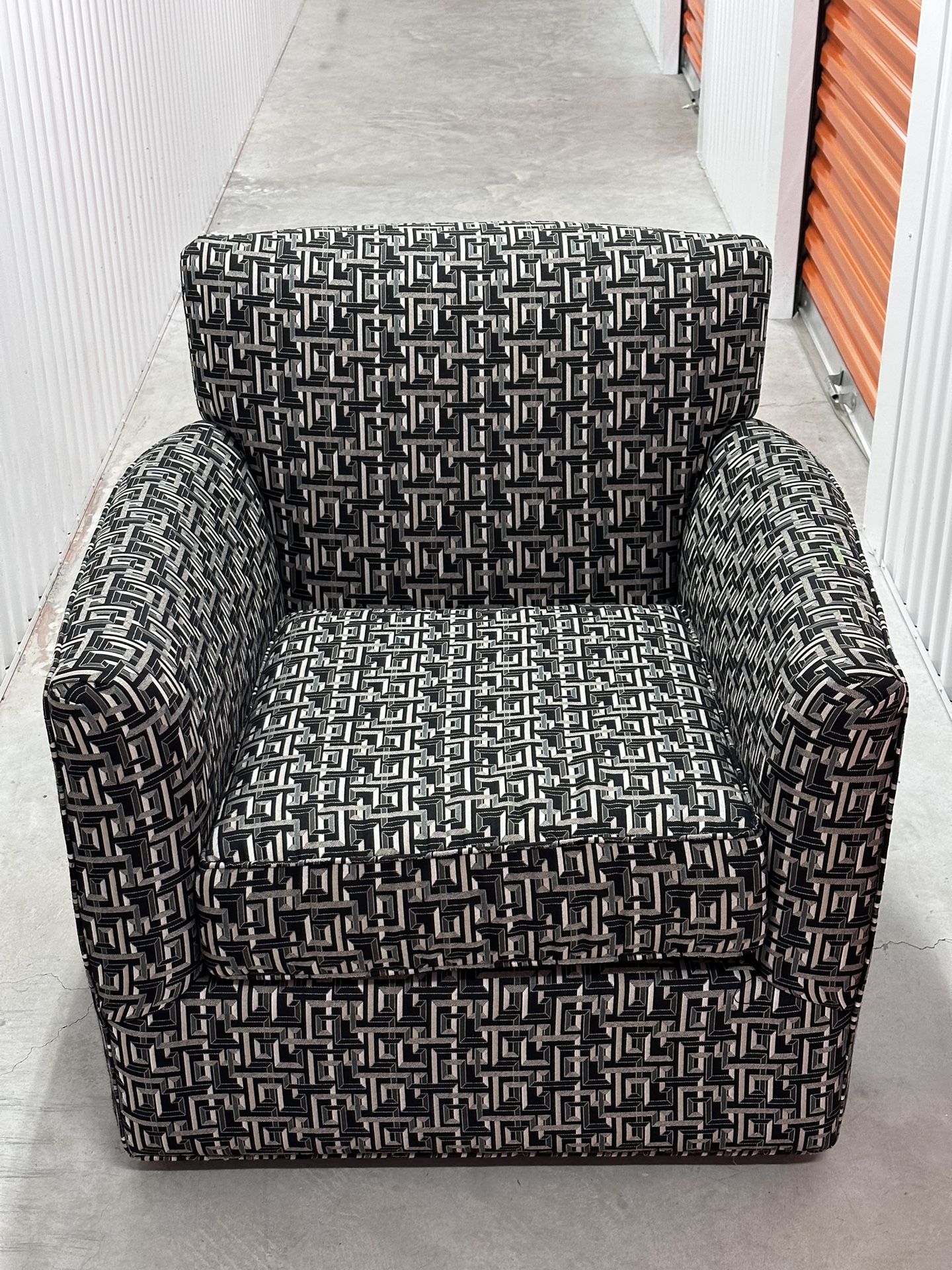 Miami Style Upholstered Swiveling Armchair 