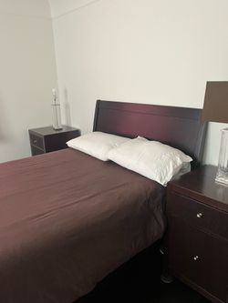 Wood Bedroom set: Bed with 2 nightstands
