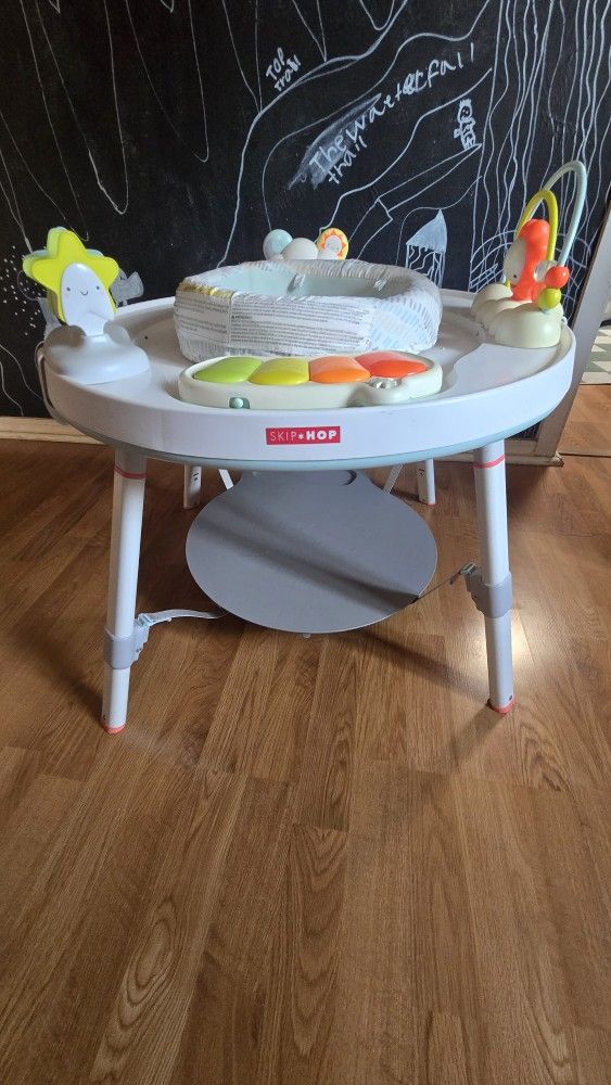 Skip Hop
Silver Lining Cloud Baby's View 3-Stage Activity Center.
