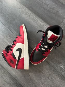 Air Jordan 1 Mid "Chicago Black Toe"