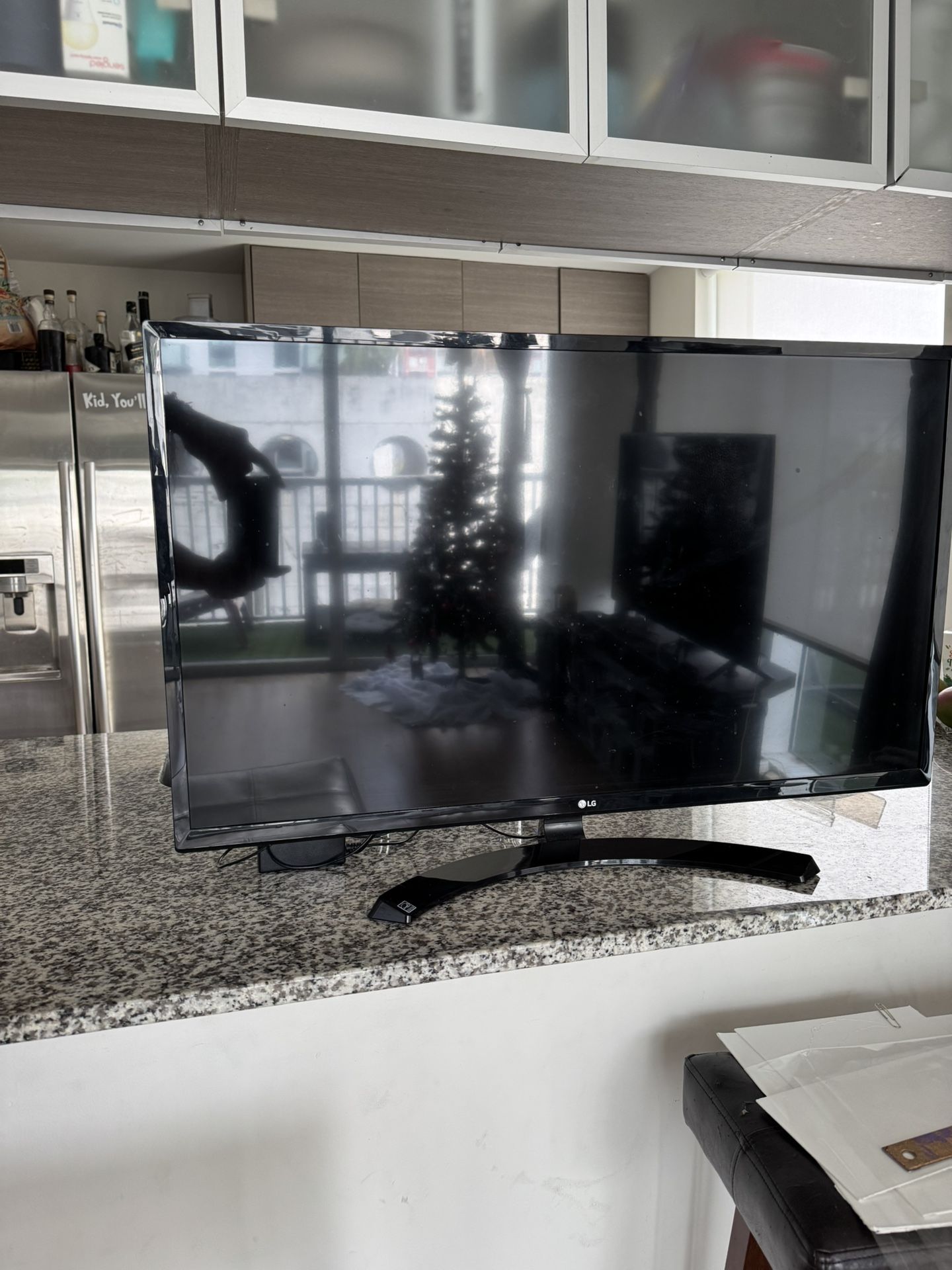 LG 32” HD LED Monitor