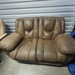 🛋️ Plush Comfort Meets Timeless Style – Brown Leather Reclining Loveseat