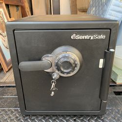 Sentry Fire Proof Safe Very Good Condition 