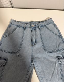 Light Wash High-Waisted Cargo Jeans with Utility Pockets - Size M women’s